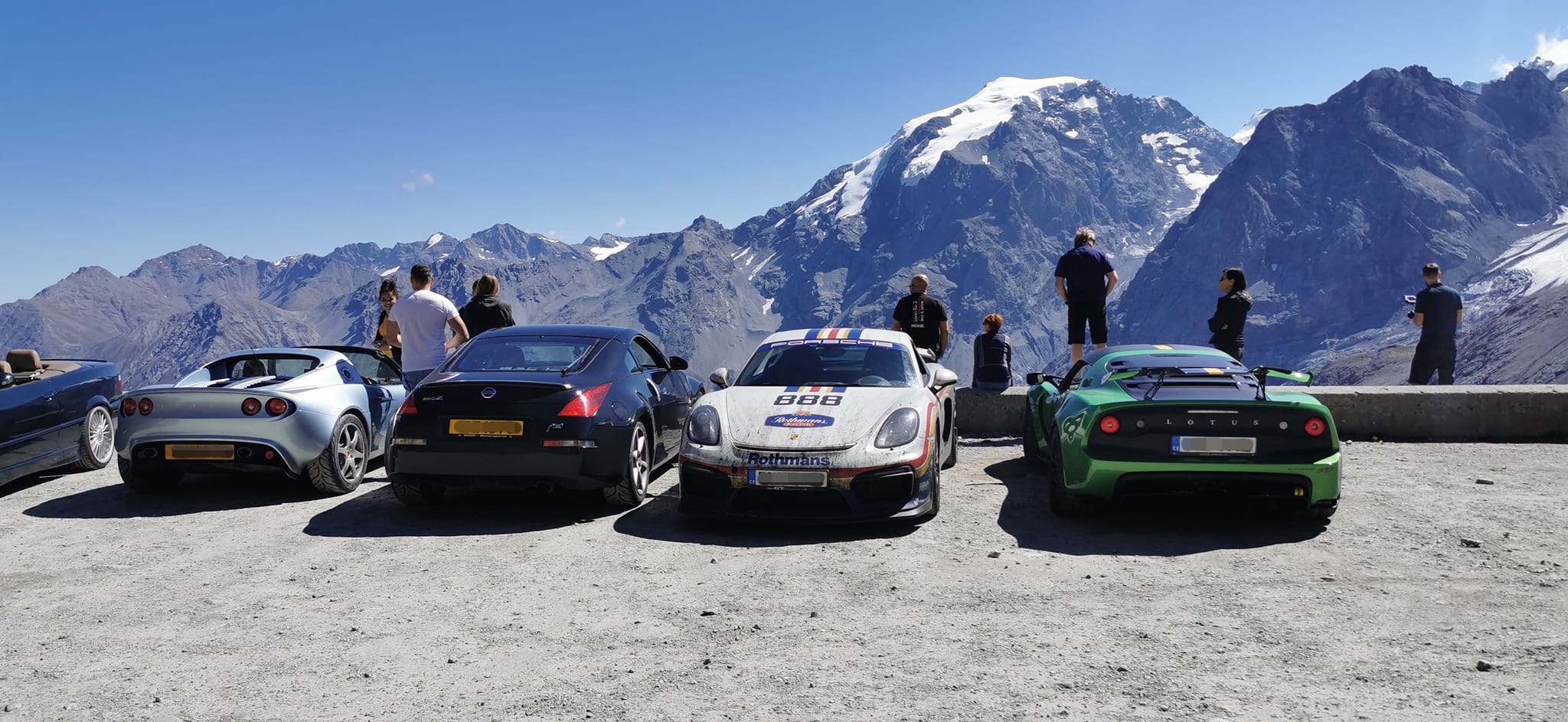 Auta na vrcholu Stelvio s alpskými štíty