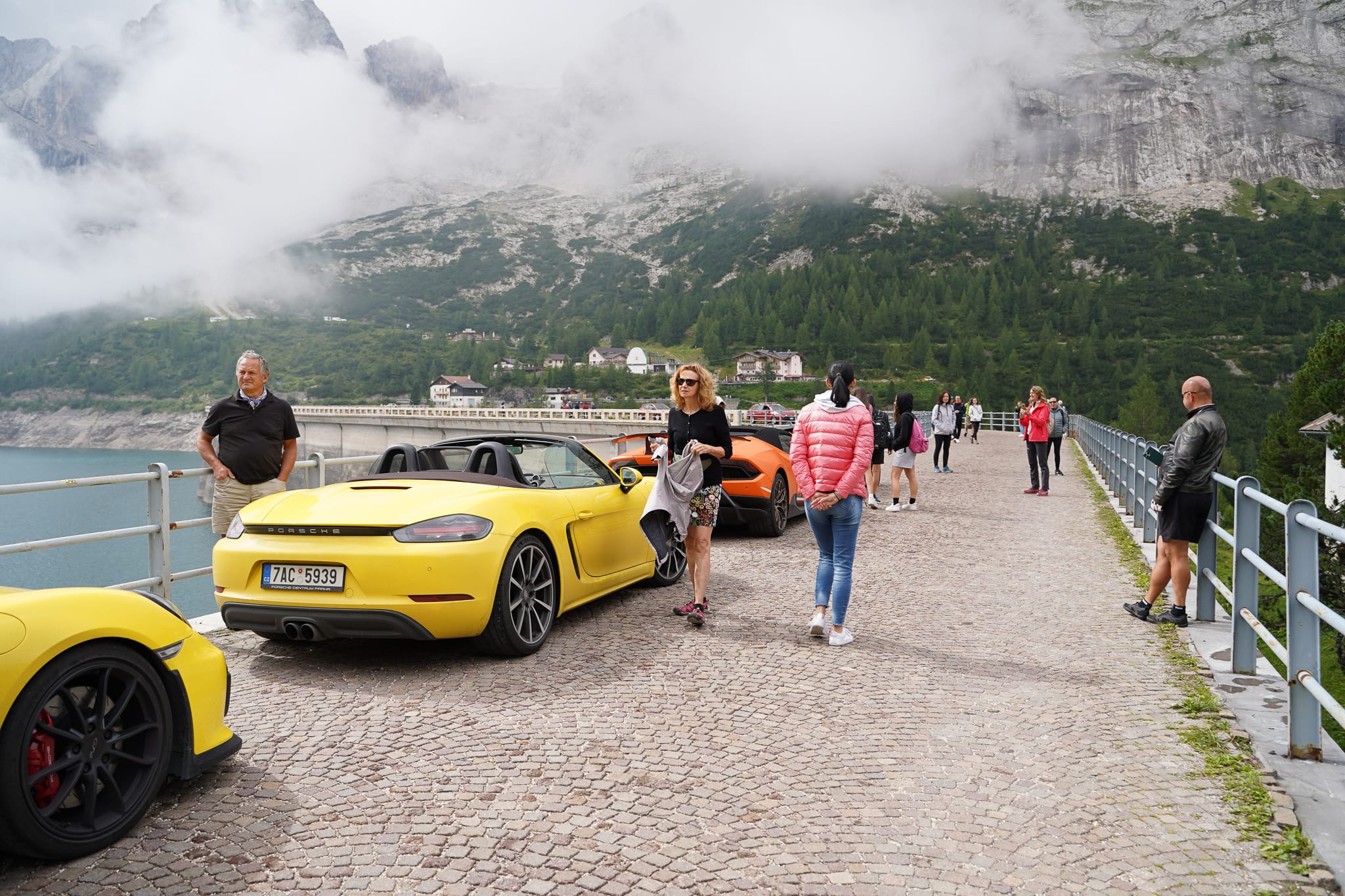Porsche 718 Spyder a Lamborghini Huracán u jezera v Dolomitech Italia Challenge