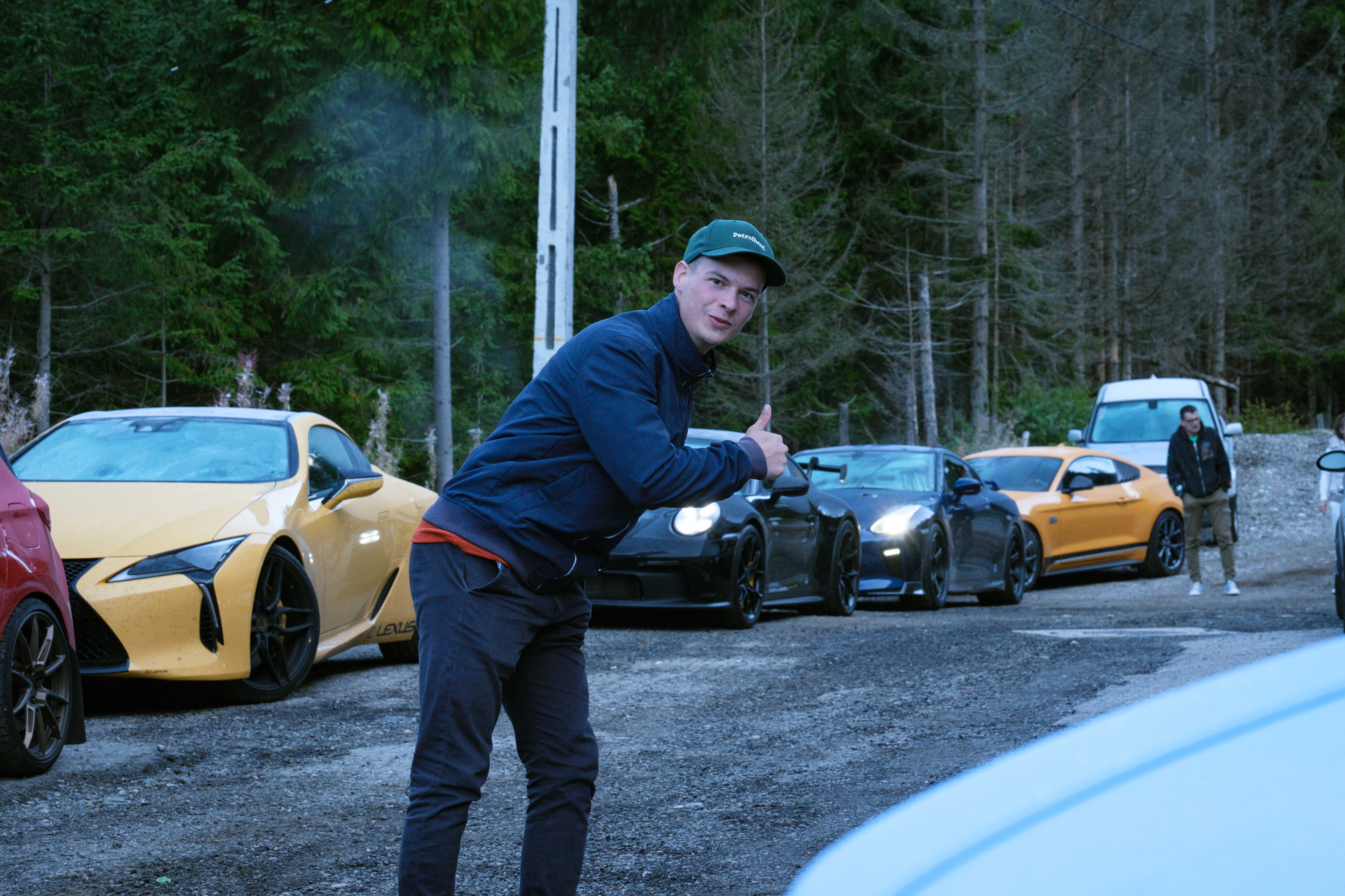 Konvoj sportovních aut v rumunských horách Romania Challenge